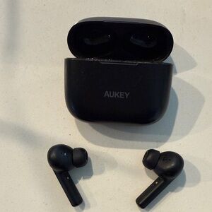 Black Wireless Earbud Headphones
